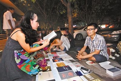 畢業一年擺攤賣書,有人愿投40萬助其開店創業 畢業一年擺攤賣書,有人愿投40萬助其開店創業