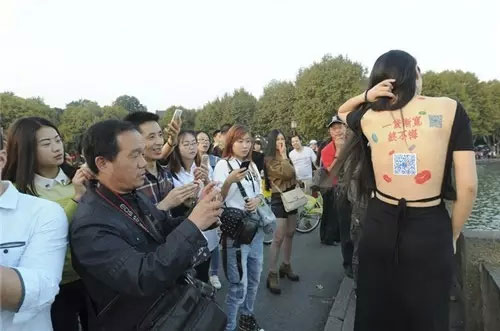 姑娘說:秀背為攢錢創業 姑娘說:秀背為攢錢創業