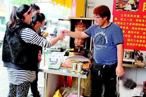 19歲小伙姜偉龍:開4平方米土耳其肉夾饃店已經月入過萬 19歲小伙姜偉龍:開4平方米土耳其肉夾饃店已經月入過萬