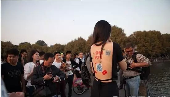 美女西湖邊裸背做廣告一天收入萬元攢錢創業 美女西湖邊裸背做廣告一天收入萬元攢錢創業