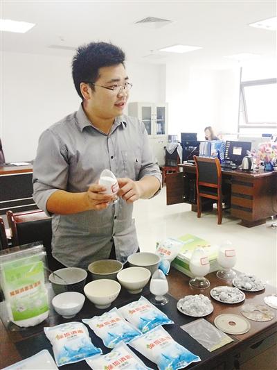 黃興亮介紹他的研發成果 黃興亮介紹他的研發成果