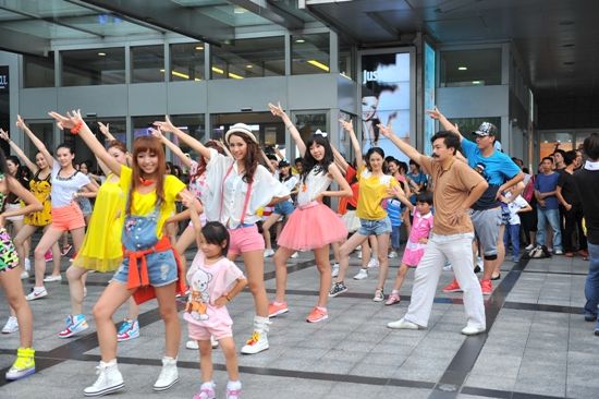 劉穎:在“快閃”中找到快樂從“快閃”運動中月賺過萬 劉穎:在“快閃”中找到快樂從“快閃”運動中月賺過萬