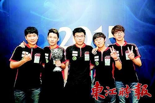 朱永權(左二,即舉杯者)和隊友。 朱永權(左二,即舉杯者)和隊友。