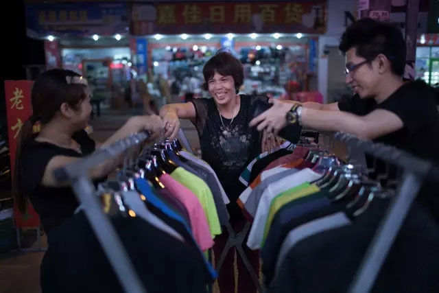 李宏輝的丈母娘(中)在公司附近開了家OLRIK男裝實體店 李宏輝的丈母娘(中)在公司附近開了家OLRIK男裝實體店