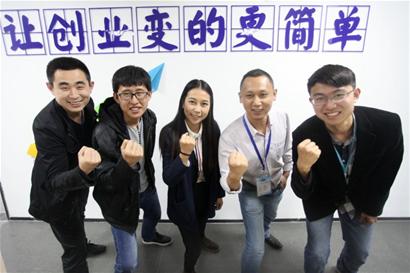 年輕的創(chuàng)客們在青島西海岸新區(qū)光谷OVU+創(chuàng)客工坊開啟創(chuàng)業(yè)之路。 年輕的創(chuàng)客們在青島西海岸新區(qū)光谷OVU+創(chuàng)客工坊開啟創(chuàng)業(yè)之路。