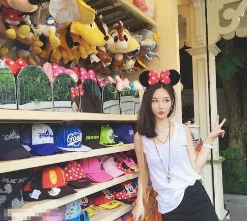 而朱宸慧就是網(wǎng)友熟悉的網(wǎng)紅「雪梨」。1990年出生,2009年,她還是浙江工商大學(xué)經(jīng)濟(jì)學(xué)院國貿(mào)系的學(xué)生,2011年去紐西蘭留學(xué),當(dāng)年年底就開了淘寶店「錢夫人」。 而朱宸慧就是網(wǎng)友熟悉的網(wǎng)紅「雪梨」。1990年出生,2009年,她還是浙江工商大學(xué)經(jīng)濟(jì)學(xué)院國貿(mào)系的學(xué)生,2011年去紐西蘭留學(xué),當(dāng)年年底就開了淘寶店「錢夫人」。