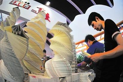 今年上海書(shū)展的主賓市重慶有19家出版社和雜志社組織了2000余種渝版優(yōu)秀出版物參展，其展書(shū)之造型也格外引人注目