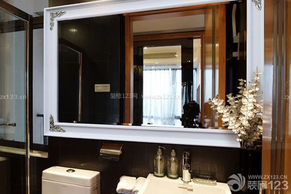 廁所裝修怎么樣最省錢——在柜櫥門面上安裝鏡面